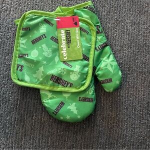 Hershey's Green Holiday Oven Mitt Set